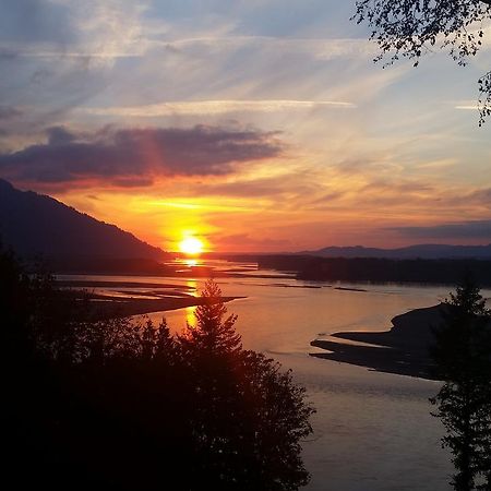 تشيليواك The Fraser River'S Edge B&B Lodge المظهر الخارجي الصورة