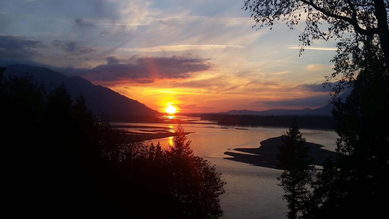 تشيليواك The Fraser River'S Edge B&B Lodge المظهر الخارجي الصورة